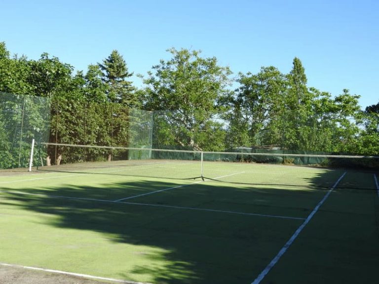 Le terrain de tennis